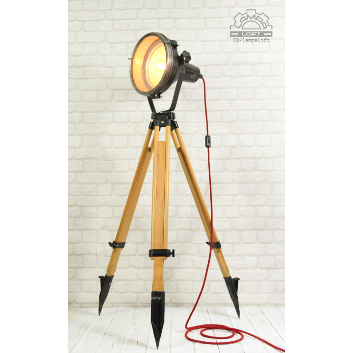 Lampa na trójnogu