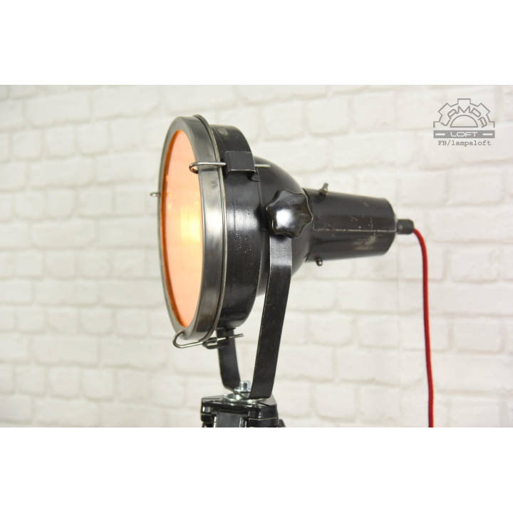 Lampa na trójnogu