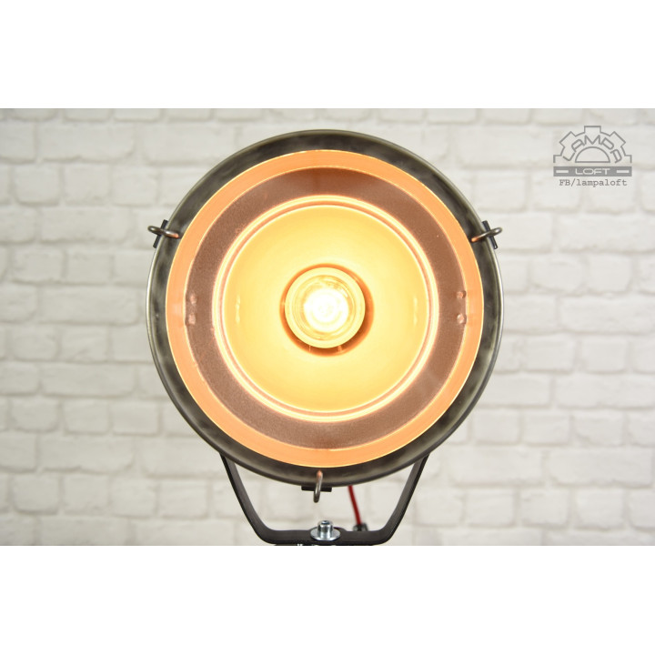 Lampa na trójnogu