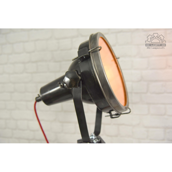 Lampa na trójnogu