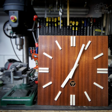 Drewniany zegar dworcowy Pragotron