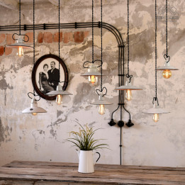 Zestaw białych lamp emaliowanych z lat 30-60'