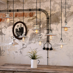 Zestaw białych lamp emaliowanych z lat 30-60'