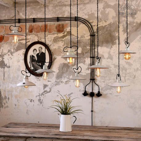 Zestaw białych lamp emaliowanych z lat 30-60'