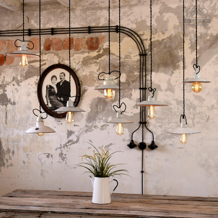Zestaw białych lamp emaliowanych z lat 30-60'