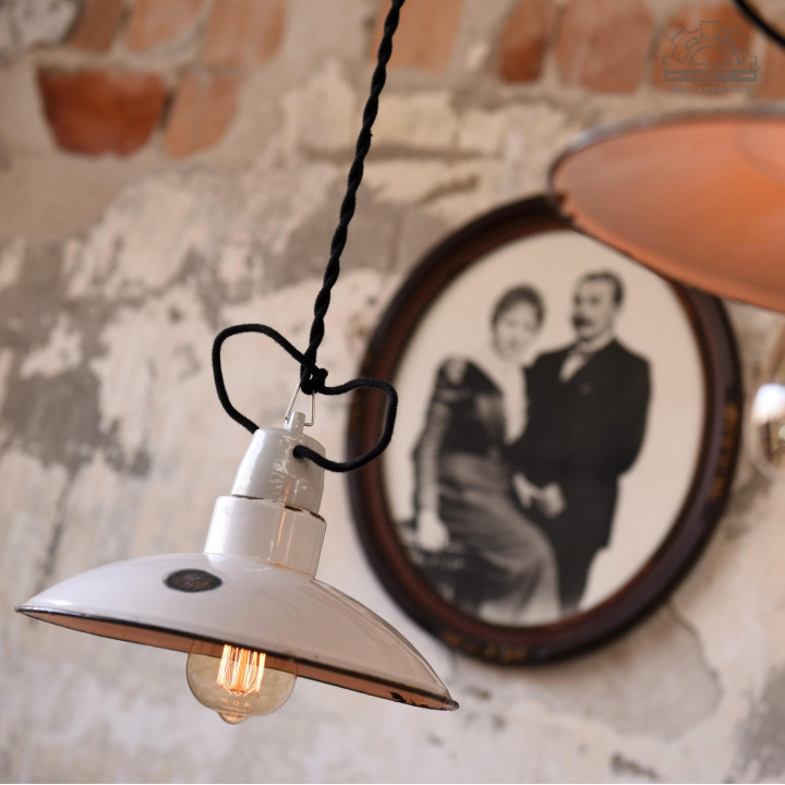 Zestaw białych lamp emaliowanych z lat 30-60'
