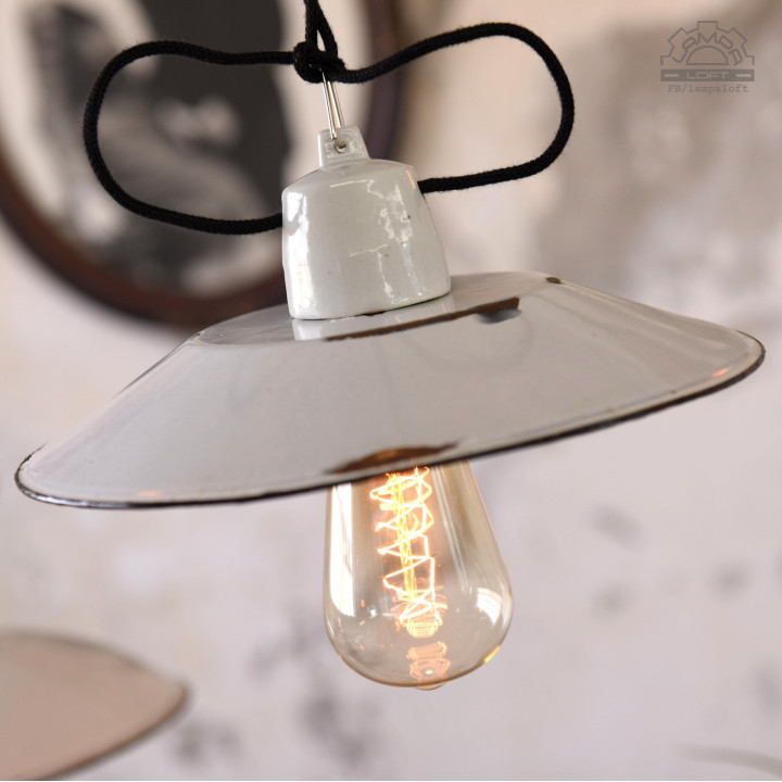 Zestaw białych lamp emaliowanych z lat 30-60'