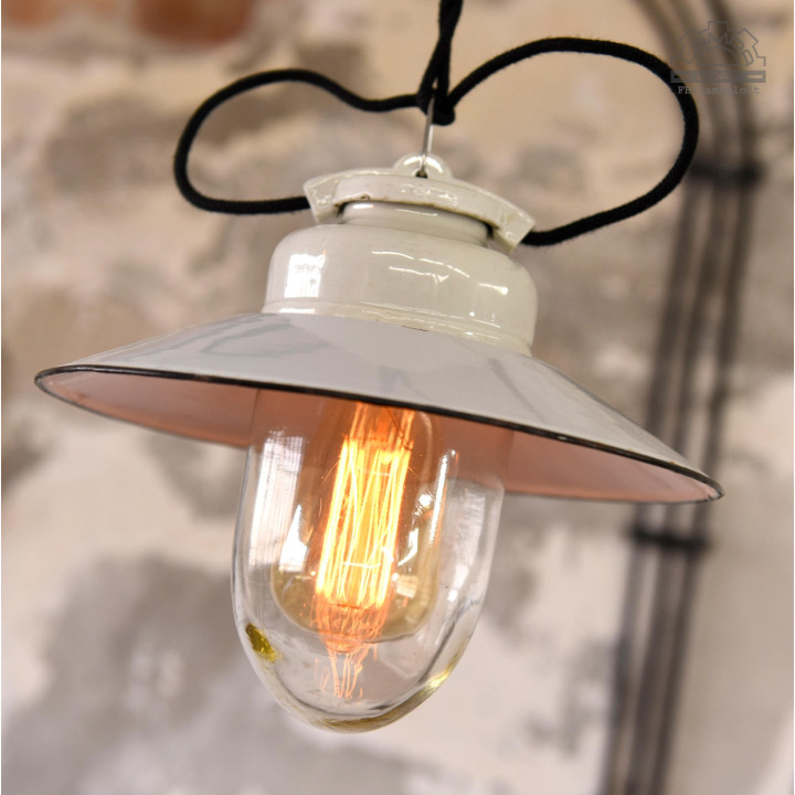 Zestaw białych lamp emaliowanych z lat 30-60'