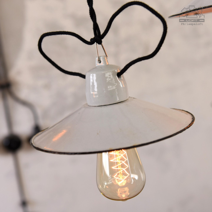Zestaw białych lamp emaliowanych z lat 30-60'