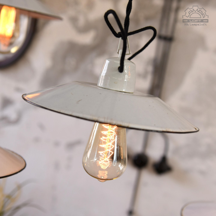 Zestaw białych lamp emaliowanych z lat 30-60'