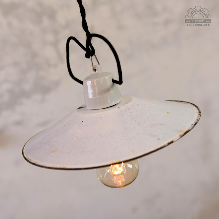 Zestaw białych lamp emaliowanych z lat 30-60'