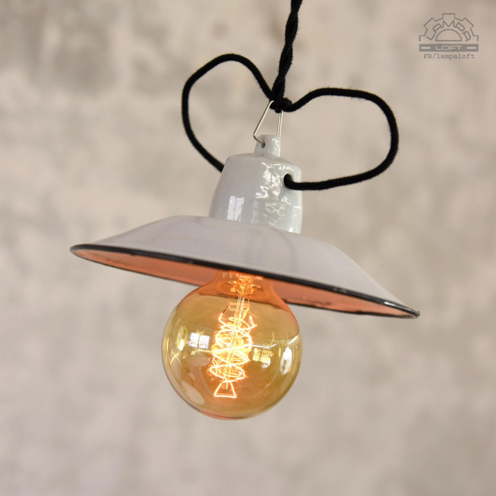 Zestaw białych lamp emaliowanych z lat 30-60'