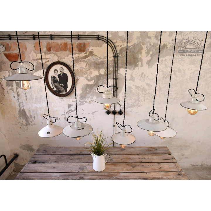 Zestaw białych lamp emaliowanych z lat 30-60'