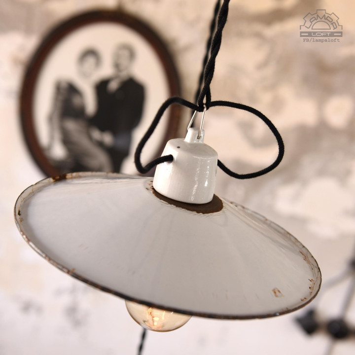 Zestaw białych lamp emaliowanych z lat 30-60'