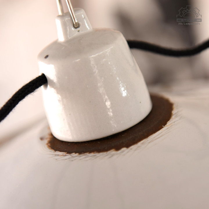 Zestaw białych lamp emaliowanych z lat 30-60'