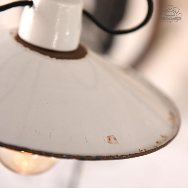 Zestaw białych lamp emaliowanych z lat 30-60'
