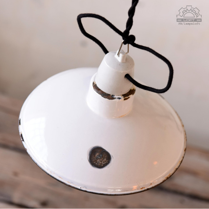 Zestaw białych lamp emaliowanych z lat 30-60'