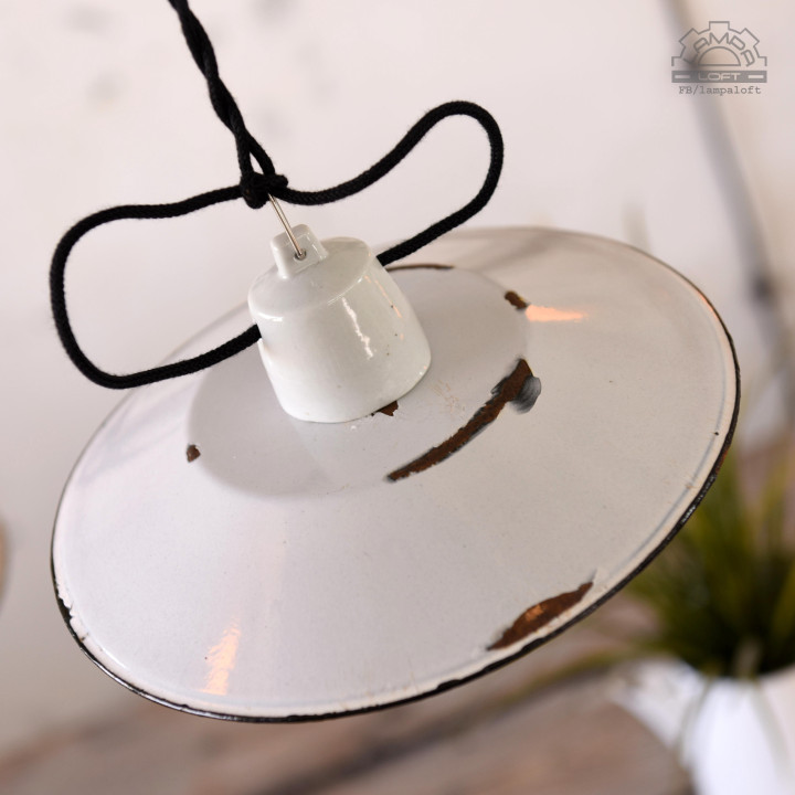 Zestaw białych lamp emaliowanych z lat 30-60'