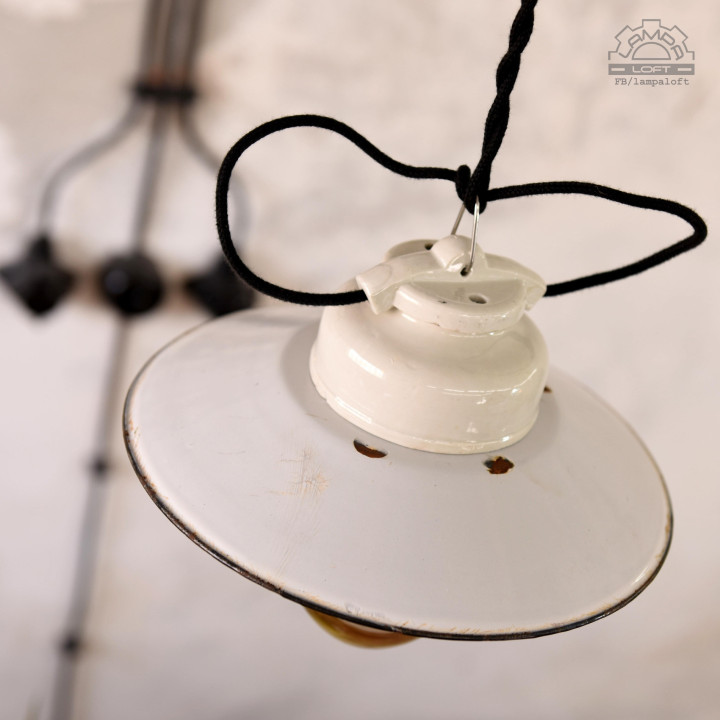 Zestaw białych lamp emaliowanych z lat 30-60'