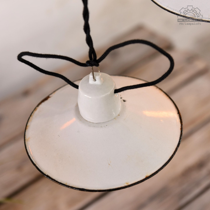 Zestaw białych lamp emaliowanych z lat 30-60'