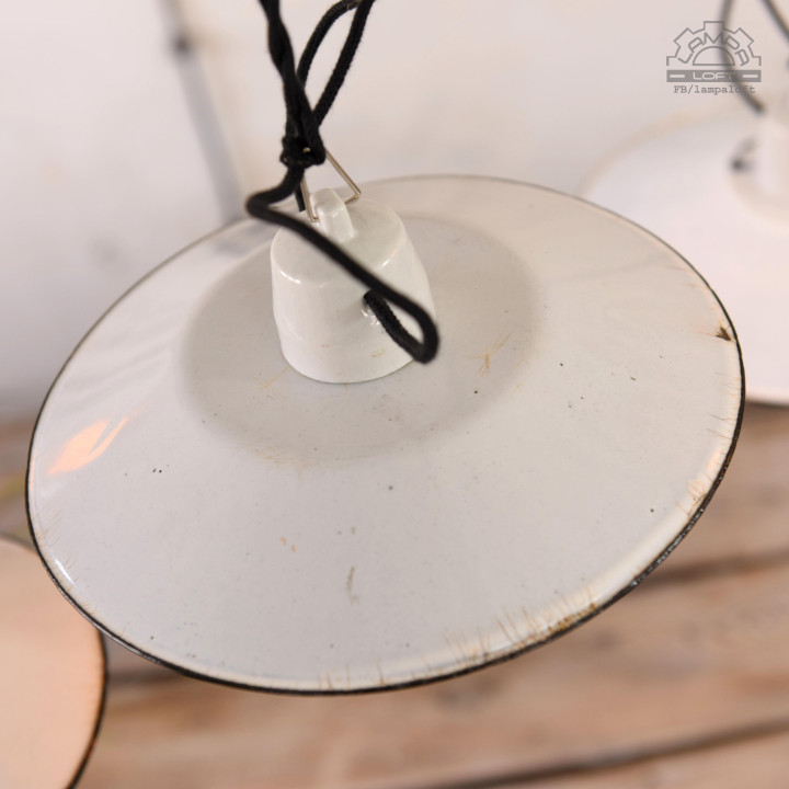 Zestaw białych lamp emaliowanych z lat 30-60'