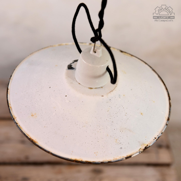 Zestaw białych lamp emaliowanych z lat 30-60'