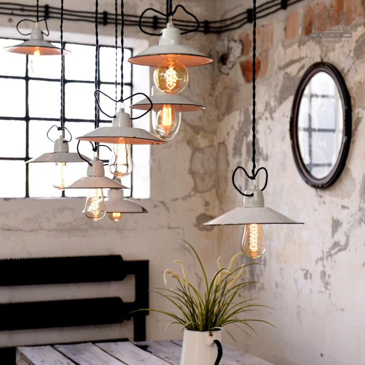 Zestaw białych lamp emaliowanych z lat 30-60'