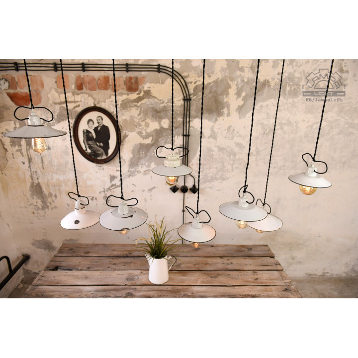 Zestaw białych lamp emaliowanych z lat 30-60'