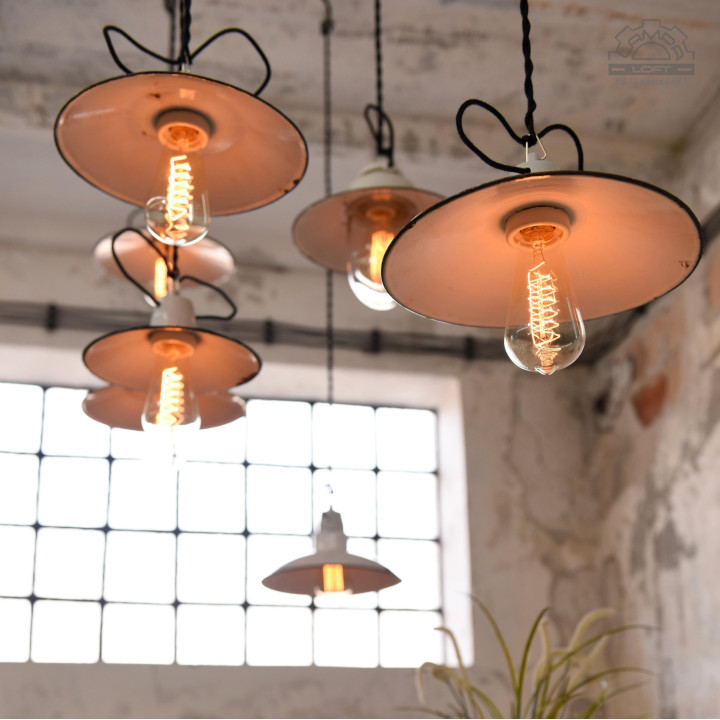 Zestaw białych lamp emaliowanych z lat 30-60'