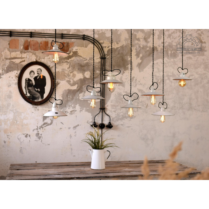 Zestaw białych lamp emaliowanych z lat 30-60'