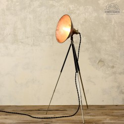 Reflektor na trójnogu