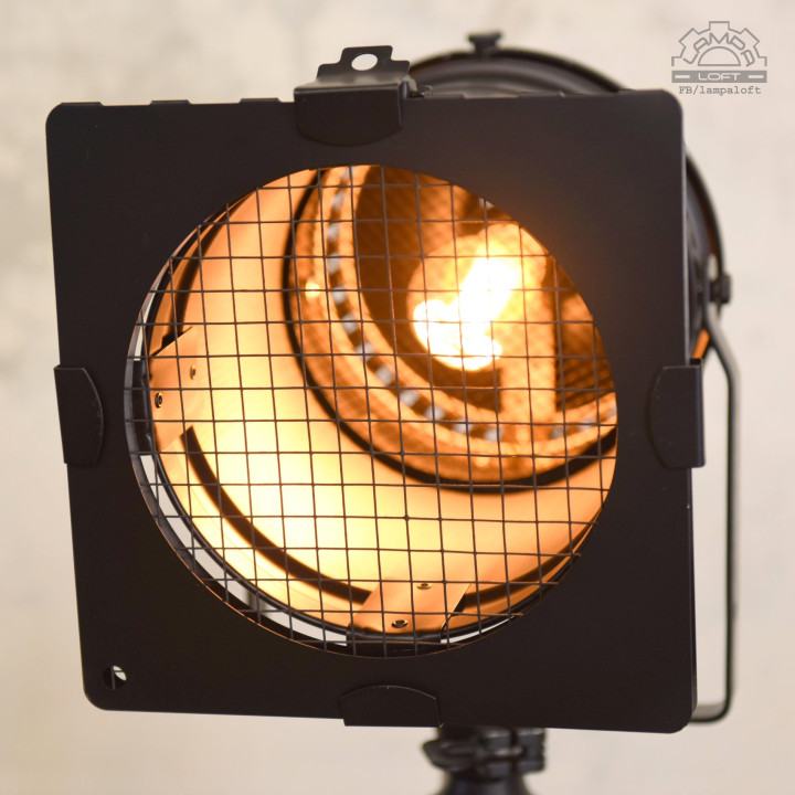 Lampa teatralna na metalowym statywie
