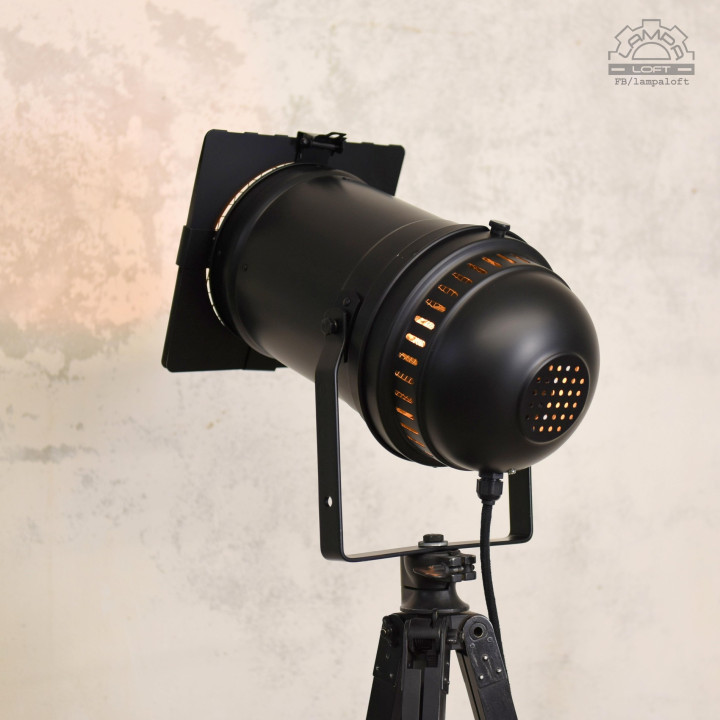 Lampa teatralna na metalowym statywie