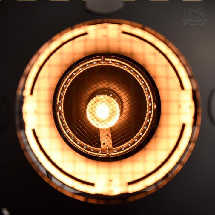 Lampa teatralna na metalowym statywie