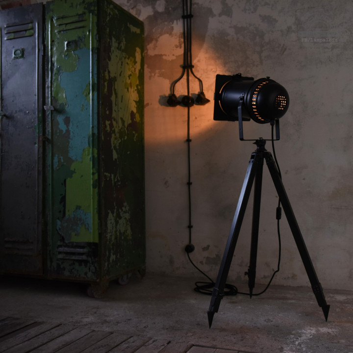 Lampa teatralna na metalowym statywie
