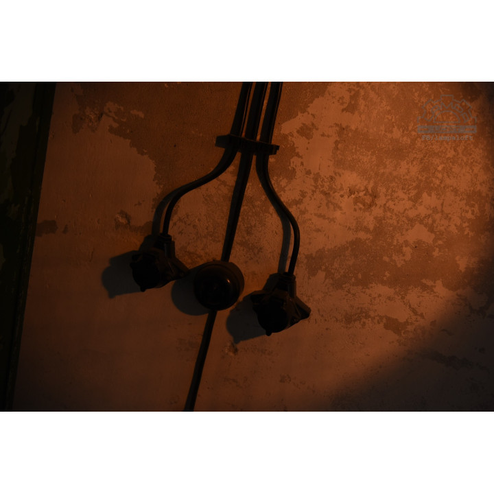 Lampa teatralna na metalowym statywie