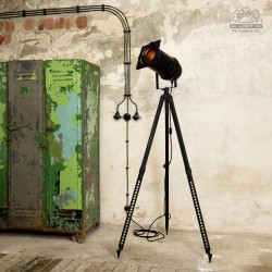 Lampa teatralna na metalowym statywie