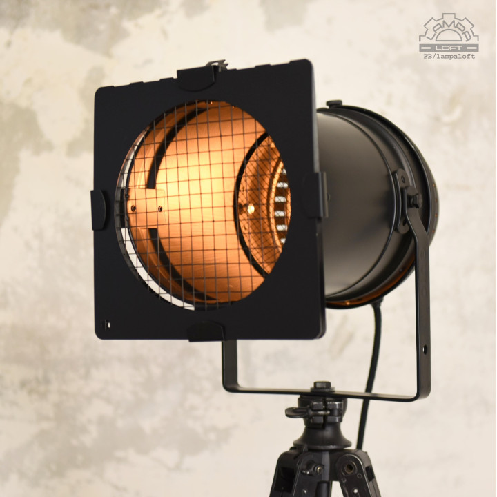 Lampa teatralna na metalowym statywie