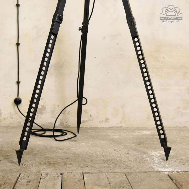 Lampa teatralna na metalowym statywie
