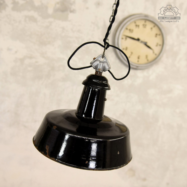 Niemiecka emaliowana lampa z lat 50'