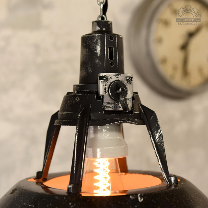 Emaliowana lampa industrialna z lat 70'