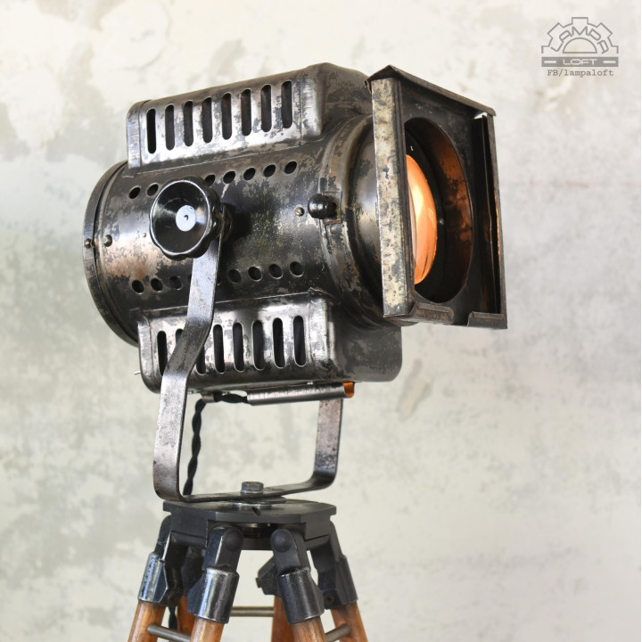 Reflektor filmowy na statywie