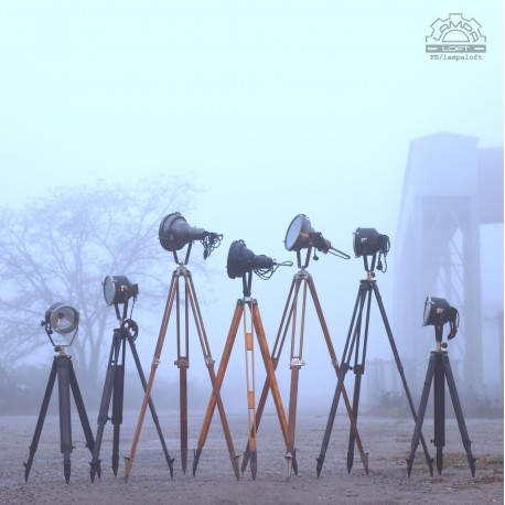 Kolekcja reflektorów na statywach