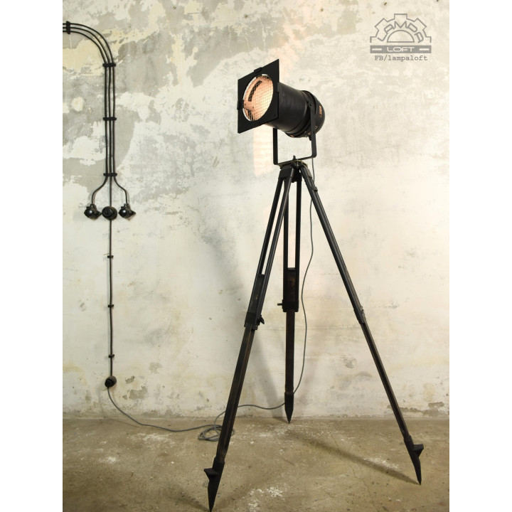 Lampa teatralna na metalowym-drewnianym statywie