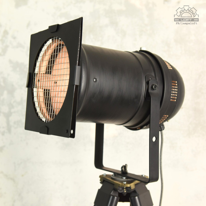 Lampa teatralna na metalowym-drewnianym statywie
