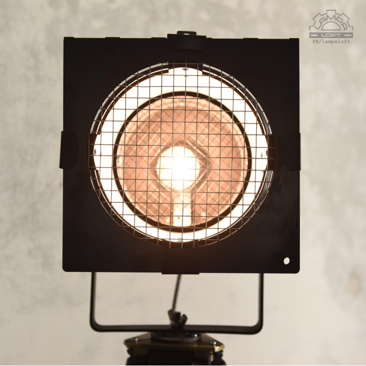 Lampa teatralna na metalowym-drewnianym statywie