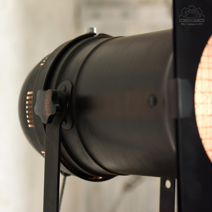 Lampa teatralna na metalowym-drewnianym statywie