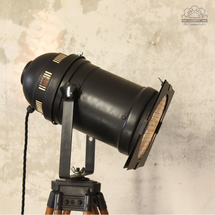Lampa teatralna na drewnianym statywie