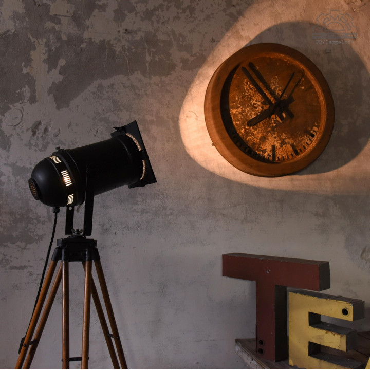 Lampa teatralna na drewnianym statywie