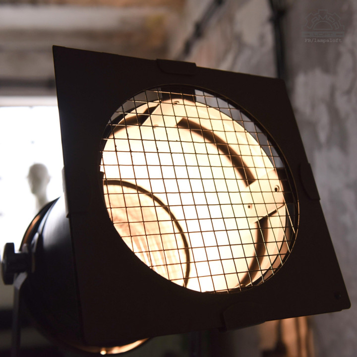 Lampa teatralna na drewnianym statywie